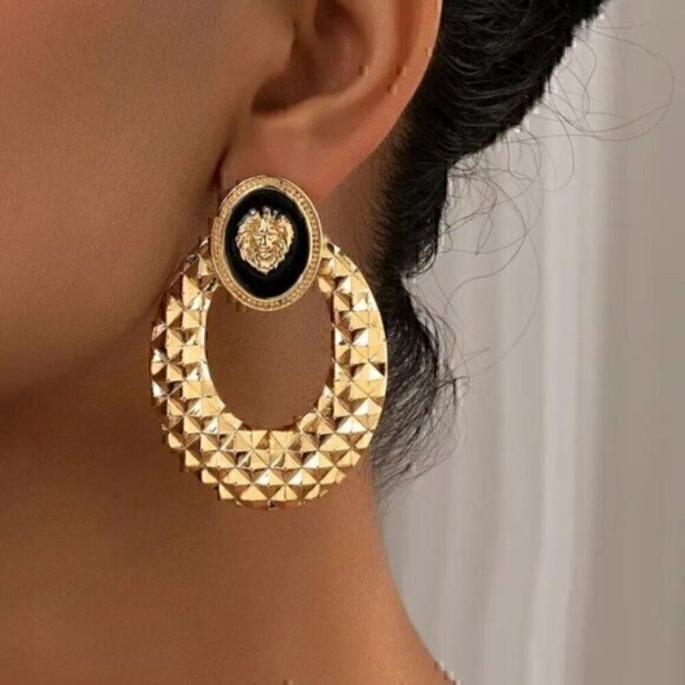 Hollow Round & Lion Head Design Stud Earrings Alloy Jewelry Earring